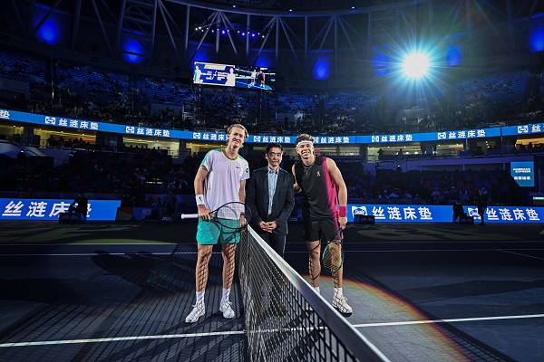 因素共同作 因素共同作