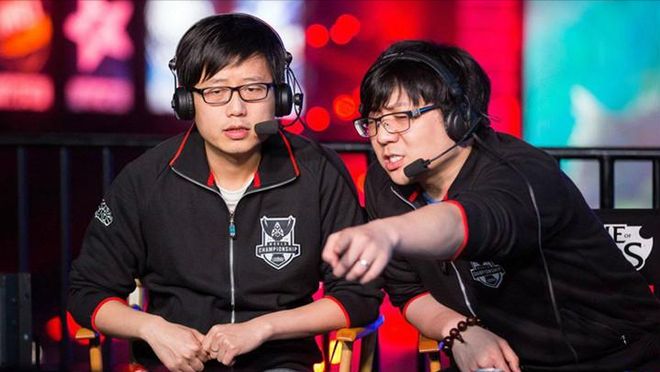 背景中配以 背景中配以